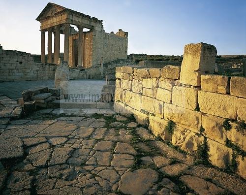 architecture antique;antiquite;romain;dougga;capitole;temple;place