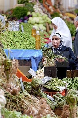 marché;légumes;poissons;marché central;fromages;olives;vendeur