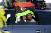 28-août-2011-:-à-lentrée-du-poste-frontalier-libyen-de-Ras-Jedir;les-réfugiés-libyens-de-retour-de-Tunisie-félicitent-et-remercient-les-combattants-rebelles-qui-ont-libéré-la-Libye