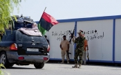 28-août-2011-:-à-lentrée-du-poste-frontalier-libyen-de-Ras-Jedir;les-réfugiés-libyens-de-retour-de-Tunisie-félicitent-et-remercient-les-combattants-rebelles-qui-ont-libéré-la-Libye