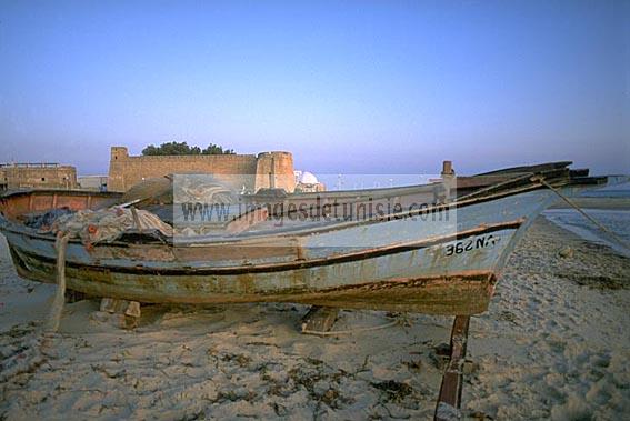 hammamet;plage;pecheur;peche;barque;bateau;