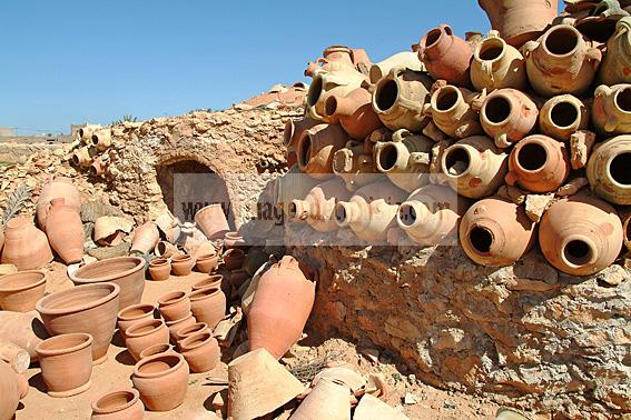 djerba;guellala;ile;jerba;art;artisan;artisanat;sechage;four;jarre;poterie;potier;tradition;