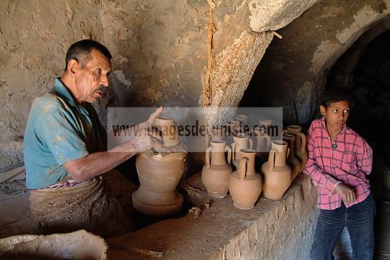 djerba;guellala;ile;jerba;art;artisan;artisanat;atelier;poterie;potier;