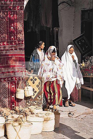 djerba;houmt;souk;ile;jerba;souk;medina;artisan;artisanat;architecture;musulmane;costume;vetement;femme;tradition;