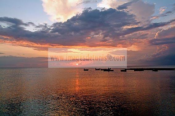 djerba;ile;jerba;sidi;jemmour;barque;bateau;peche;pecheur;mer;ciel;nuage;soleil;coucher;de;soleil;