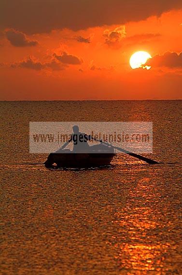 djerba;ile;jerba;sidi;jemmour;barque;bateau;peche;pecheur;mer;ciel;nuage;soleil;coucher;de;soleil;