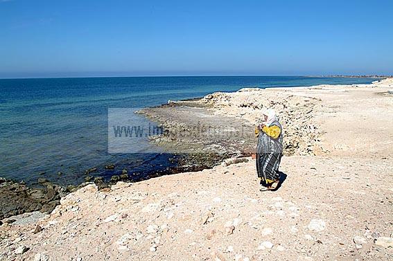 djerba;ile;jerba;sidi;jemmour;rocher;mer;ciel;femme;