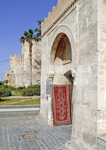 sfax;medina;rempart;porte;enceinte;architecture musulmane