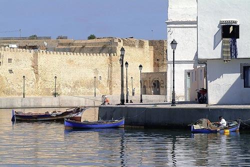 bateau;barque;port;peche;canal;architecture musulmane;enceinte;kasbah;medina;bizerte