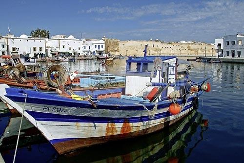 bateau;barque;port;peche;canal;architecture musulmane;enceinte;kasbah;medina;bizerte