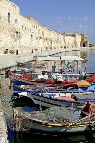 bateau;barque;port;peche;canal;architecture musulmane;enceinte;kasbah;medina;bizerte