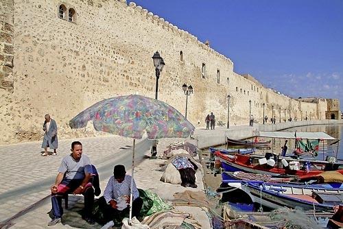 bateau;barque;port;peche;canal;architecture musulmane;enceinte;kasbah;medina;bizerte