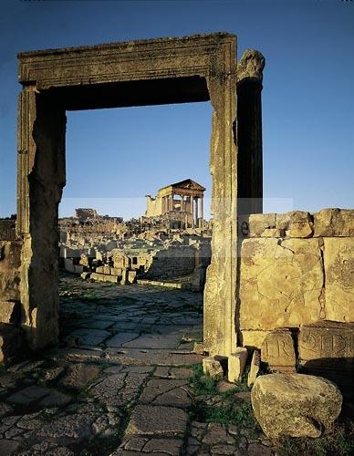 architecture antique;antiquite;romain;dougga;forum;capitole;rue