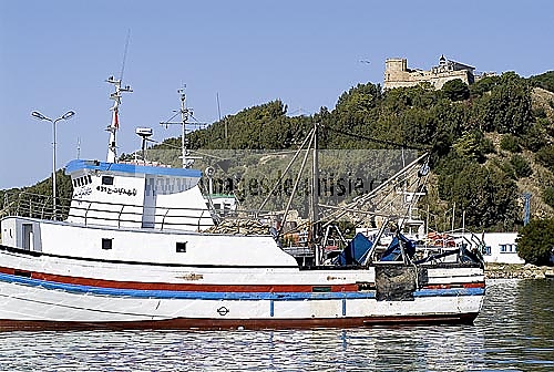 Port de peche de Tabarka avec au fond le fort genois