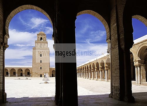 kairouan;architecture musulmane;Minaret;Mosquee;Mosque;cour;interieur;islam;colonne