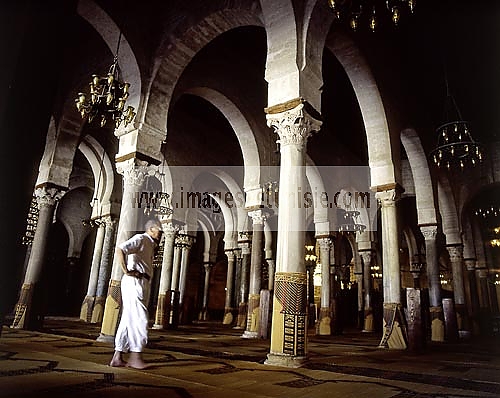 kairouan;homme;tradition;costume;salle des prires;Mosque;Mosquee;architecture musulmane