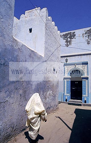 kairouan;architecture musulmane;medina;rue;ruelle;costume;vetement;tradition;femme
