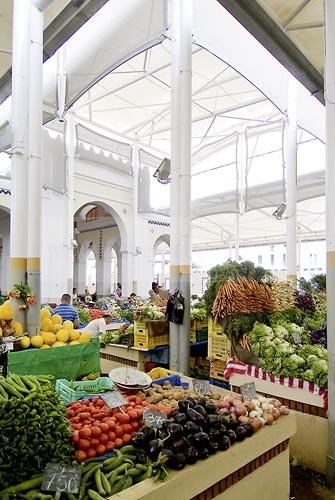 marché;légumes;poissons;marché central;fromages;olives;vendeur