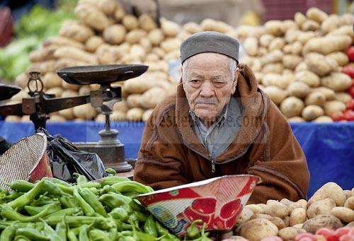 marché;légumes;poissons;marché central;fromages;olives;vendeur