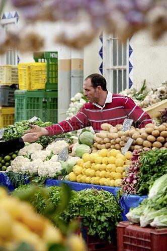 marché;légumes;poissons;marché central;fromages;olives;vendeur