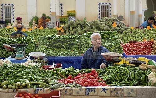 marché;légumes;poissons;marché central;fromages;olives;vendeur