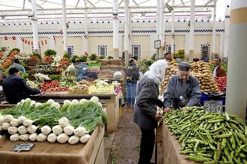 marché;légumes;poissons;marché central;fromages;olives;vendeur