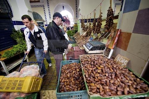 marché;légumes;poissons;marché central;fromages;olives;vendeur