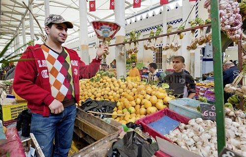 marché;légumes;poissons;marché central;fromages;olives;vendeur