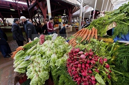 marché;légumes;poissons;marché central;fromages;olives;vendeur