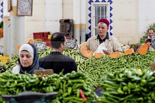 marché;légumes;poissons;marché central;fromages;olives;vendeur