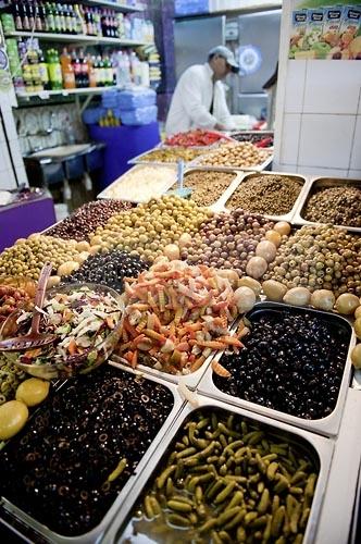 marché;légumes;poissons;marché central;fromages;olives;vendeur