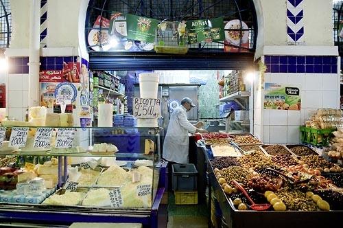 marché;légumes;poissons;marché central;fromages;olives;vendeur