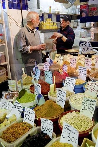 marché;légumes;poissons;marché central;fromages;olives;vendeur