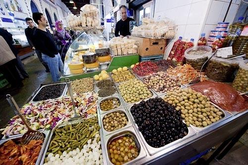 marché;légumes;poissons;marché central;fromages;olives;vendeur