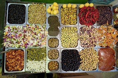 marché;légumes;poissons;marché central;fromages;olives;vendeur