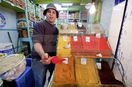 marché;légumes;poissons;marché central;fromages;olives;vendeur