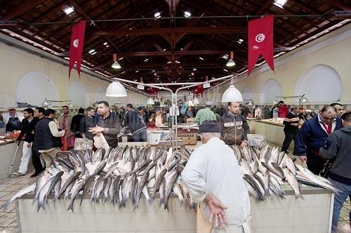 marché;légumes;poissons;marché central;fromages;olives;vendeur