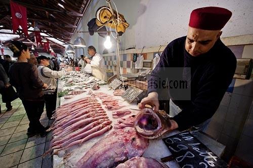 marché;légumes;poissons;marché central;fromages;olives;vendeur