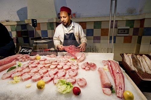 marché;légumes;poissons;marché central;fromages;olives;vendeur