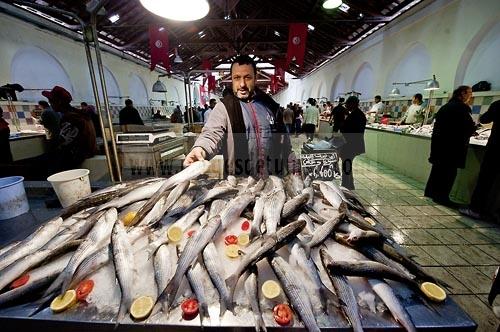 marché;légumes;poissons;marché central;fromages;olives;vendeur