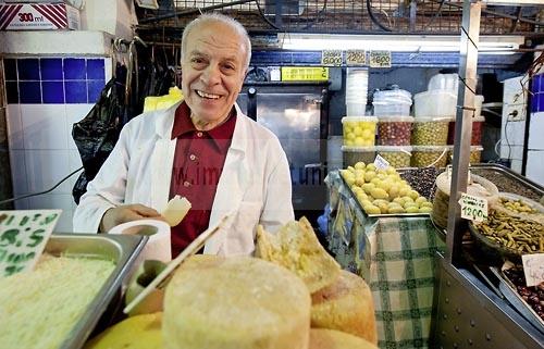 marché;légumes;poissons;marché central;fromages;olives;vendeur