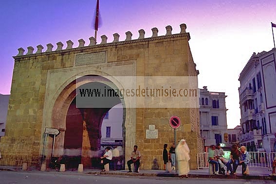 architecture musulmane;medina;place;porte;tunis