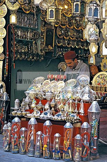 artisan;artisanat;cuivre;medina;shopping;souk;tunis;tradition;