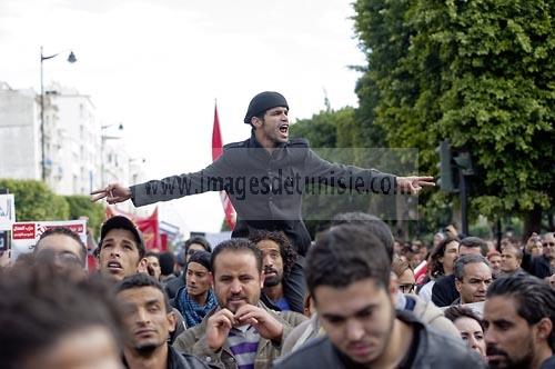 14 janvier 2012 : Ramy Sghaier;l'un des leaders de la contestation révolutionnaire est porté au coeur d'une manifestation communiste lors de la Commémoration à Tunis du premier anniversaire de la Révolution tunisienne;le 14 janvier étant la date de la fuite de l'ex Président vers l'Arabie Saoudide.