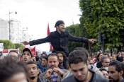 14-janvier-2012-:-Ramy-Sghaier;lun-des-leaders-de-la-contestation-rÃ©volutionnaire-est-portÃ©-au-coeur-dune-manifestation-communiste-lors-de-la-CommÃ©moration-Ã -Tunis-du-premier-anniversaire-de-la-RÃ©volution-tunisienne;le-14-janvier-Ã©tant-la-date-de-la-fuite-de-lex-PrÃ©sident-vers-lArabie-Saoudide.