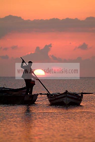 djerba;ile;jerba;sidi;jemmour;barque;bateau;peche;pecheur;mer;ciel;nuage;soleil;coucher;de;soleil;