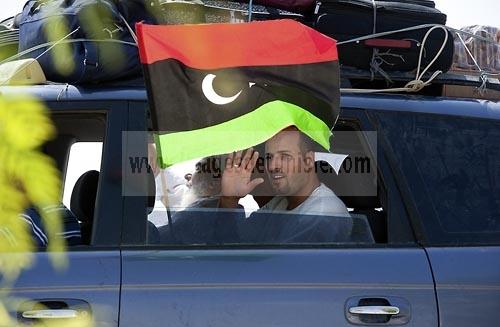 28 aoÃ»t 2011 : Ã  l'entrÃ©e du poste frontalier libyen de Ras Jedir;les rÃ©fugiÃ©s libyens de retour de Tunisie fÃ©licitent et remercient les combattants rebelles qui ont libÃ©rÃ© la Libye