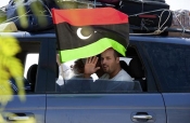 28-aoÃ»t-2011-:-Ã -lentrÃ©e-du-poste-frontalier-libyen-de-Ras-Jedir;les-rÃ©fugiÃ©s-libyens-de-retour-de-Tunisie-fÃ©licitent-et-remercient-les-combattants-rebelles-qui-ont-libÃ©rÃ©-la-Libye