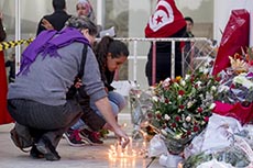 Rassemblement en hommage aux victimes devant muse du Bardo