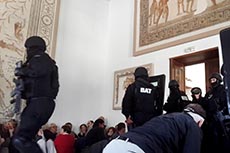 Touristes dans le muse du Bardo